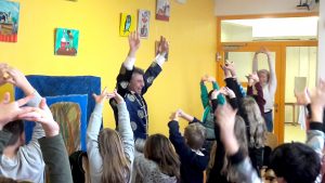 erzaehler animiert eine schulklasse